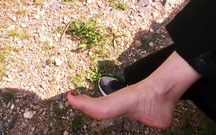 Glenn studios: Она показывает свои ступни после похода. Анальный секс с минетом
