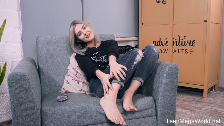 Teen Mega World: Pink Is Good for Wet Pussy