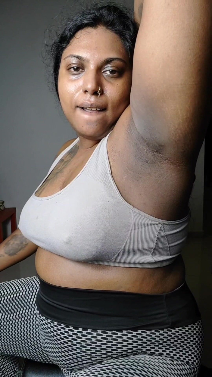 Ilariafajralilura: Chitti Ilaria把ramesh穿上纱丽服，让他舔她汗湿漉漉的肮脏腋窝