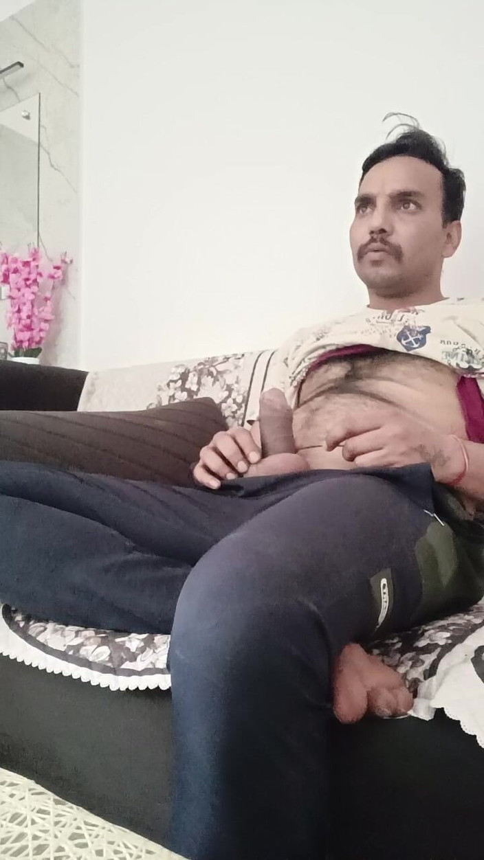 Rajasthani-old-lover: Masturbuje się na mojej kanapie oglądając telewizję