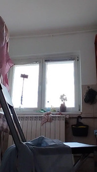 Amatérský pár vaří nahý v kuchyni