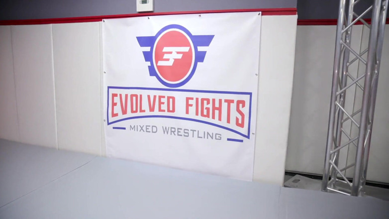 Evolved Fights Lez: Riley Reyes и Bella Rossi в женской борьбе