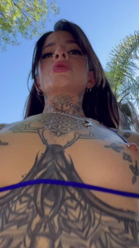 En primer plano - perforando el pequeño coño de la tatuada Bella Liora