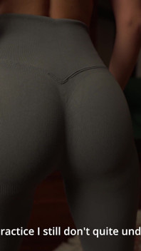 Podívej se pozorně na můj zadek! - Sexy Trenér sedí na mě se svou těsnou kundičkou. POV. Sprosté řeči.