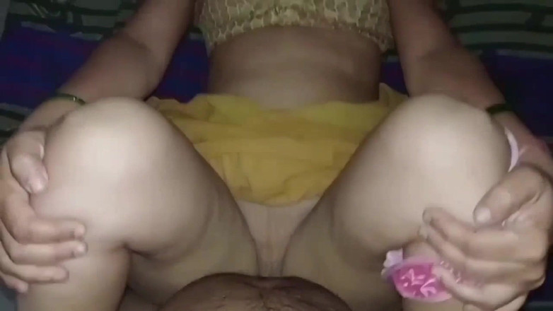 Janvibhabhii: Indisch Desi-meisje werd geneukt door haar vriendje toen ze alleen...