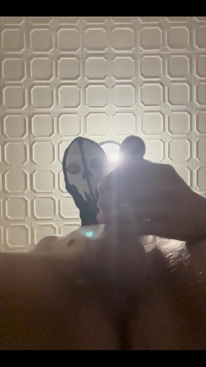 Johnny69227: 7 Inci (18cm) zakar panas dimiliki oleh twink celah bertokok. Lampu...