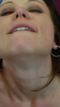 和我那拥有完美乳房的性感黑发女友一起享受这种惊人的性爱，她舔舐并吮吸我的鸡巴