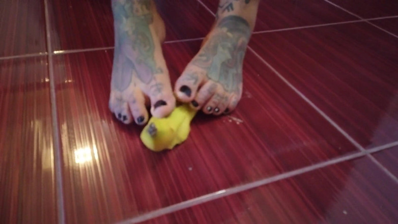 Fetish videos by Alex: Una banana viene calpestata da una miLF bionda tatuata