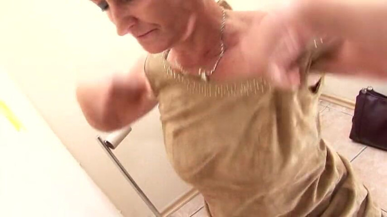 Africans Orgasm: Gloryhole na dámské toaletě