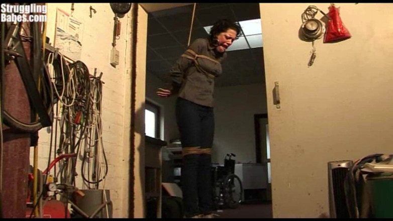 Submissed: 밧줄에 매달려 있는 스테피