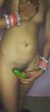 Chica india en la primera vez en la masturbación