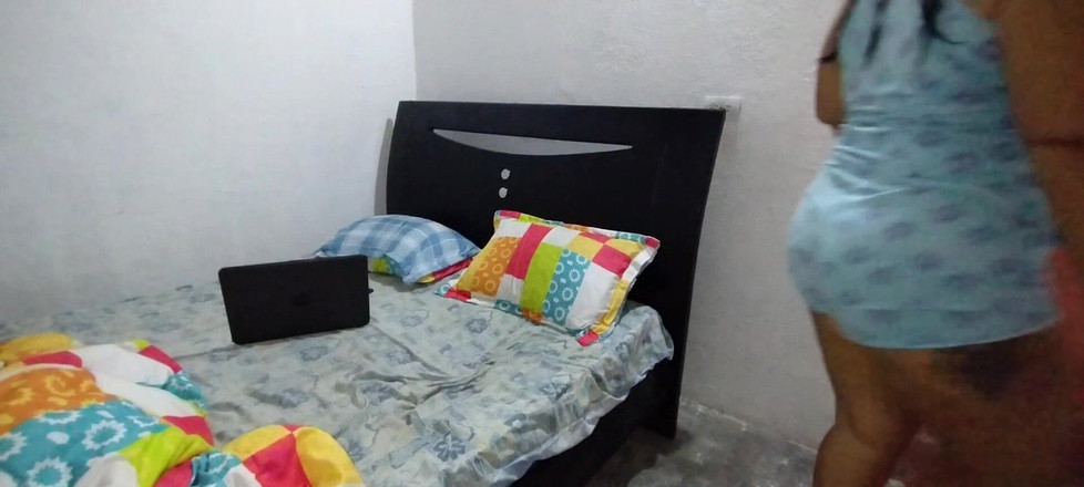 Adribella69: Jag överraskar min lilla 18 -åriga styvdotter onanerar och jag slutar knulla hennes...