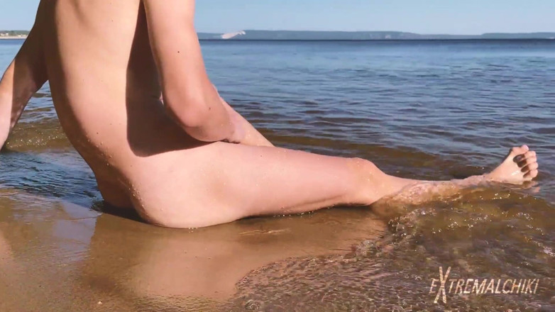 Extremalchiki: Beach masturbation