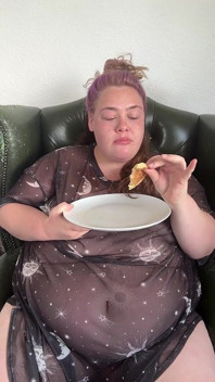 Riesige hungrige bBW stopft sich beim frühstück