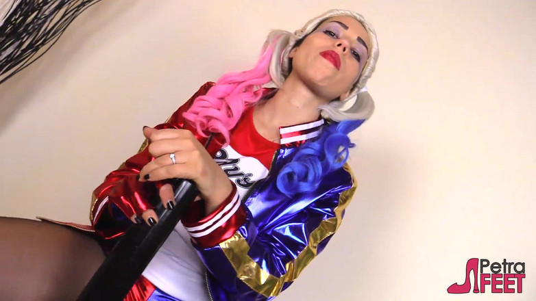 Feet & Cosplay: Сексуальна Петра в костюмі косплею Харлі Квінн і чорних непрозорих колготках