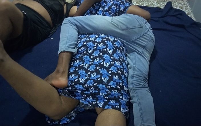 Tamil lesbian: Тамільські друзі мають груповий секс