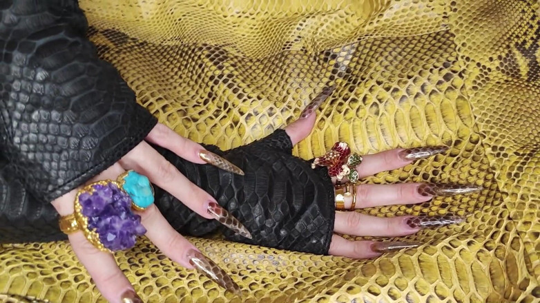 Princess18_: Le mie unghie extra lunghe sulla pelle di serpente scopano...