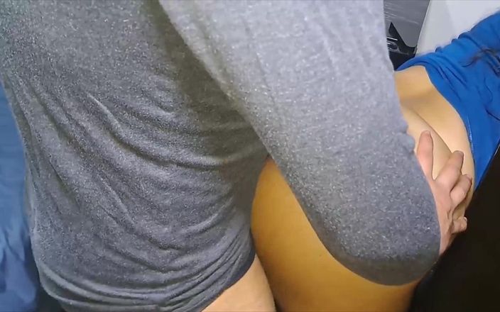 CoupleOfHotSins: 大屁股岳母被卡住了。她寻求帮助，但最终到了别处。