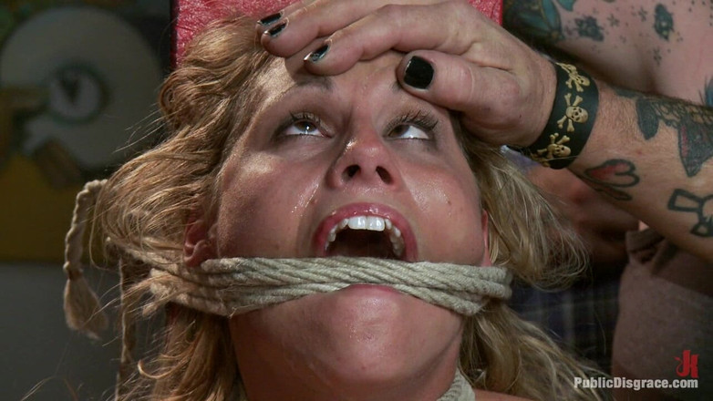 Public Disgrace by Kink: Büyük memeli sarışın porno yıldızı barda götünü siktiriyor