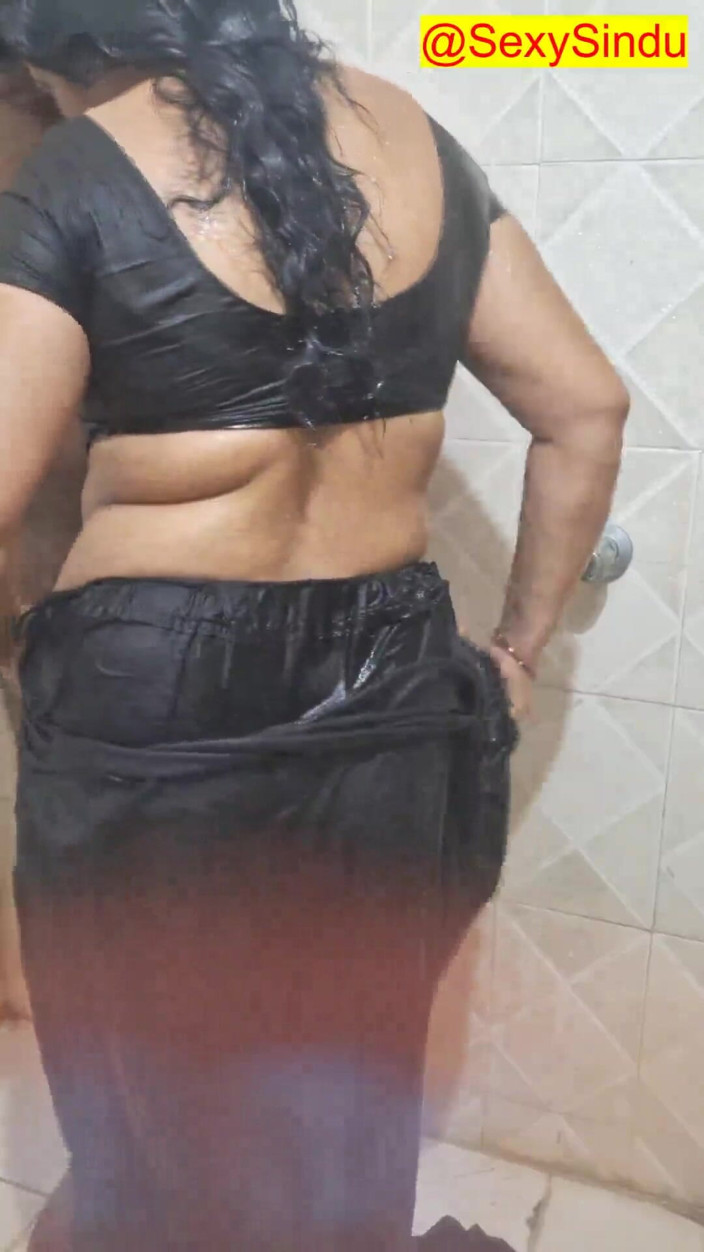 Sexy sindu: Une MILF indienne se baigne dans son sari