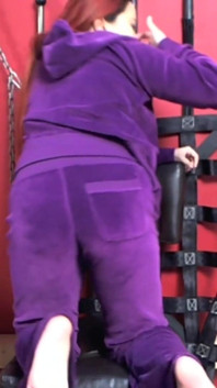 Velour oblek škádlí