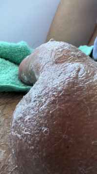 Mano amiga. Afeitado de polla. Corrida de cerca