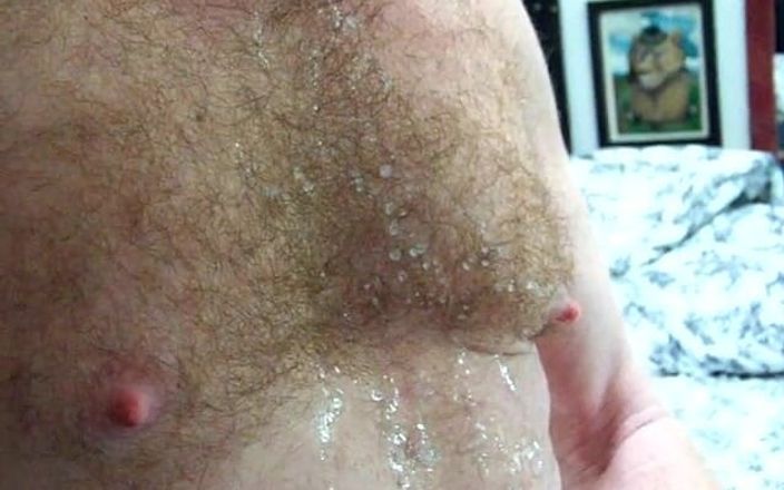Hairyartist: Hairyartist - ich beplatte meine behaarte brust mit perligen Droplets von...