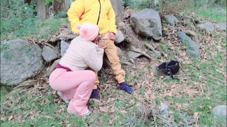Lady: Mamă sexy cu sânii mari suge pula unui bătrân pervers și...