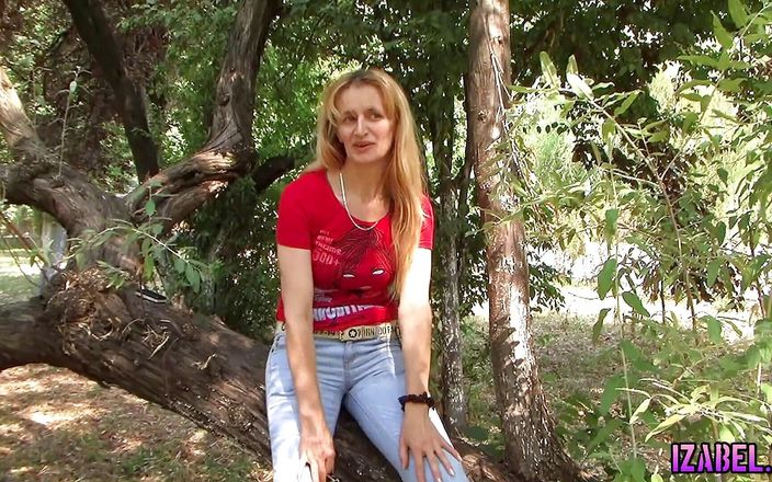 Izabel tv: Mature showing tits outdoor