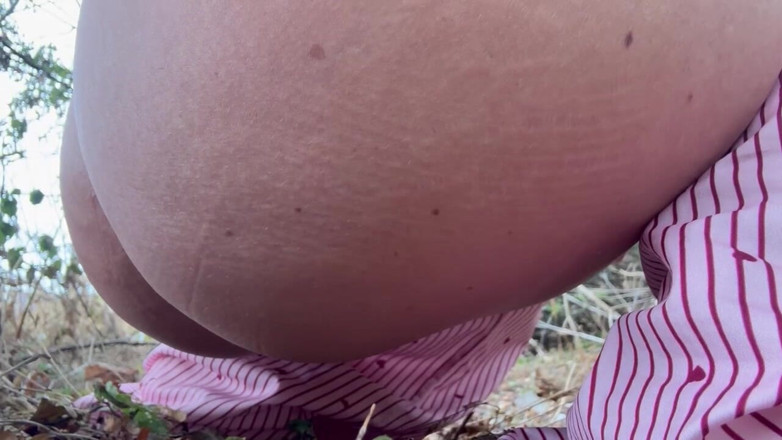 Pinkbabygx: Záběr zblízka na čůrání na silnici při sledování