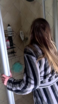 MILF nimmt eine heiße seifige dusche