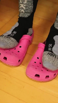 Aksi hot legging abu-abu dengan stoking seksi warna pink clogs & stoking nilon!