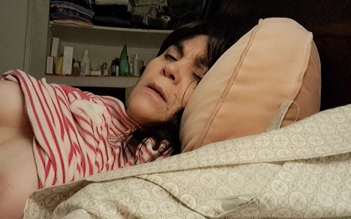 Mommy big hairy pussy: Une belle-mère imagine que c’était un rêve et c’était la...