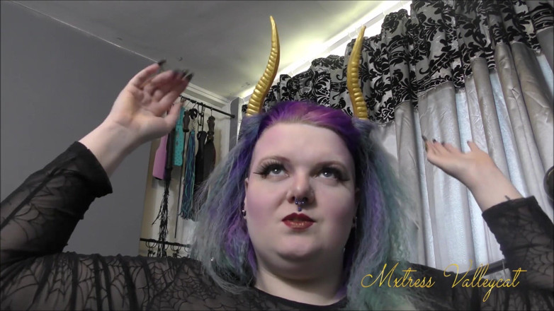 Mxtress Valleycat: Demonic nail tapping