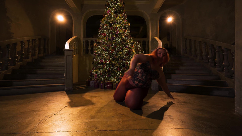 AssGives: Heißes Tanzen am Weihnachtsbaum
