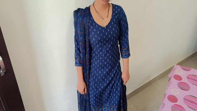 YOURAMRITA04: 热辣的印度德西村女仆在浴室里与老板啪