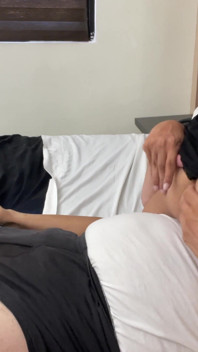 Netter Femboy Mit Den Füßen Des Älteren Typen Küssen Und Wilde Begegnung