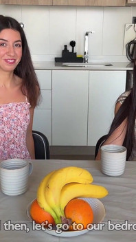 Tip norocos își face sex cu iubita și pe prietena ei - Threesome sărutându-se cu spermă