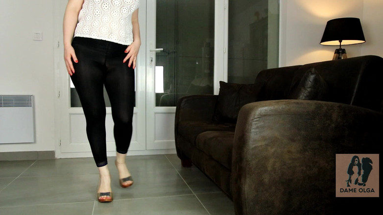 Dame Olga: Jeu de chaussures et pendante avec des mules en bois à...