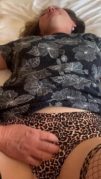 Fru knullad och få sperma inuti
