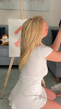 Sem calcinha sem sutiã, all naturals peituda milf esposa trai marido pau pequeno dando uma punheta para sua modelo