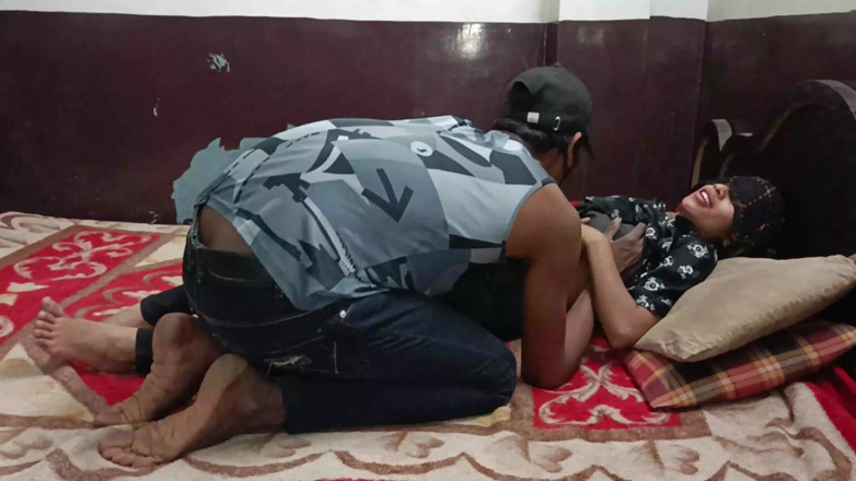 HousewifeGeeta: Marito indiano cornuto scopa magra moglie sexy con lui amico...