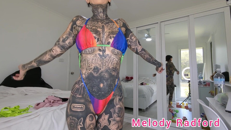 Melody Radford: ลองบิกินี่จิ๋วผิวงูเหลืองบน Haul Melody Radford
