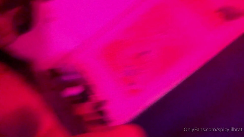 Spicy lilbrat: Une black excitée à forte poitrine se fourre la chatte avec...