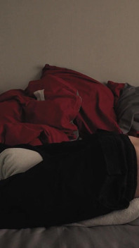 Rotina matinal. Femboy não pode deixar de transar com travesseiro imaginando sua bunda apertada cheia de seu esperma