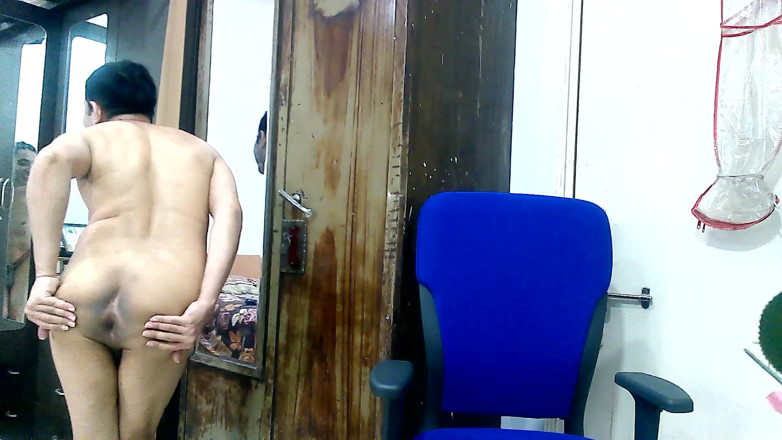 Cute & Nude Crossdresser: व्हाइट टॉप और थोंग में हॉट और सेक्सी बहन क्रॉसड्रेसर फेमबॉय स्वीट लॉलीपॉप।
