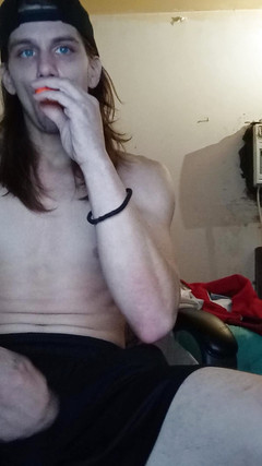 Smoke fetish: Sunny pokazując swojego dużego kutasa