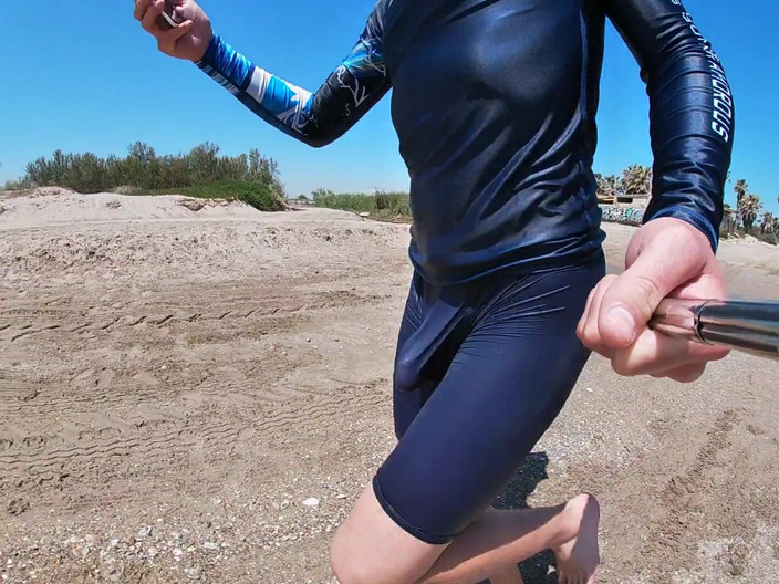 Cool Body: 冲浪者为了得到人们的快乐而勃起他的莱卡