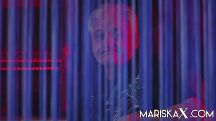 Mariska x: MARISKAX - Mariska šuká Saharu, zatímco starý muž to sleduje