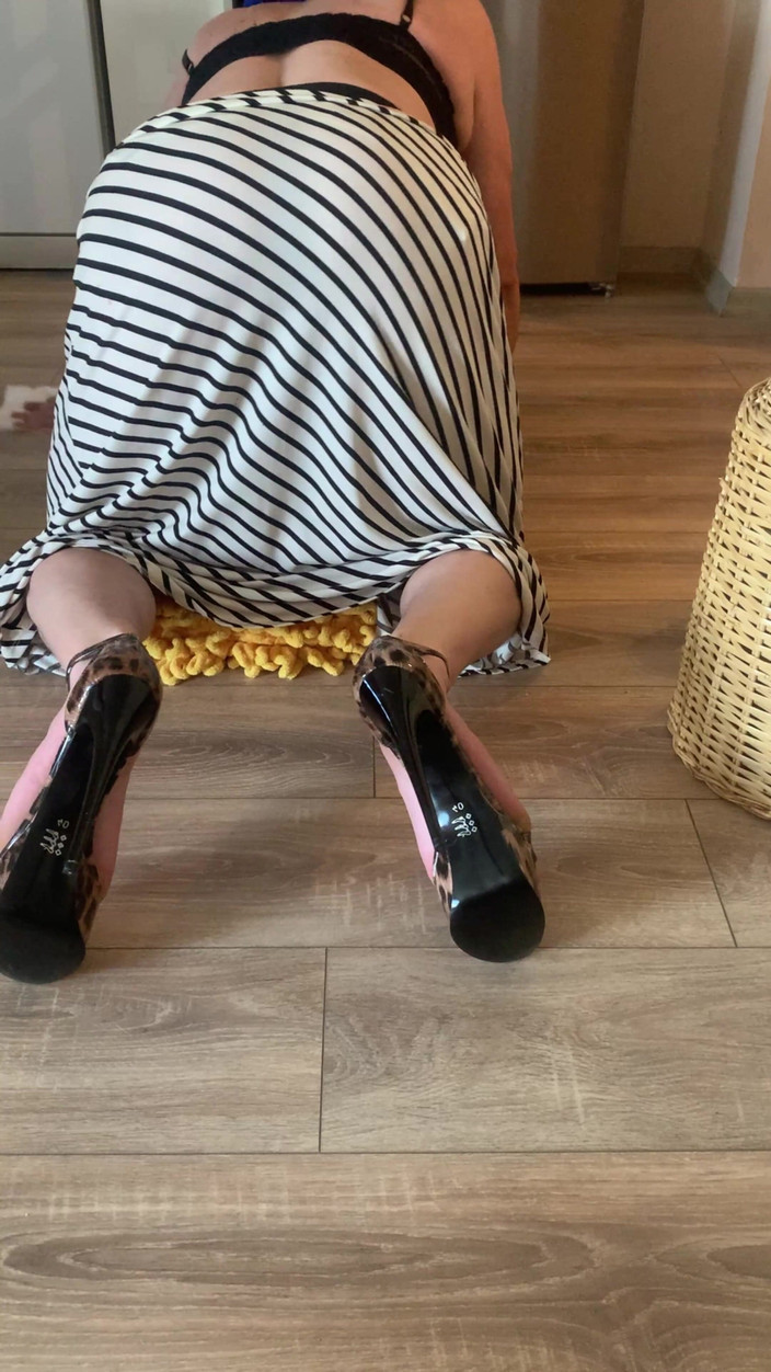cd_aysemmm: Jag tittade på min styvmors röv medan hon mingade golvet